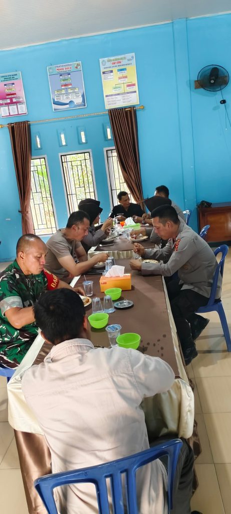 Gambar: Tim Tiga Pilar makan bersama Anggota Binmas Polda Jambi 